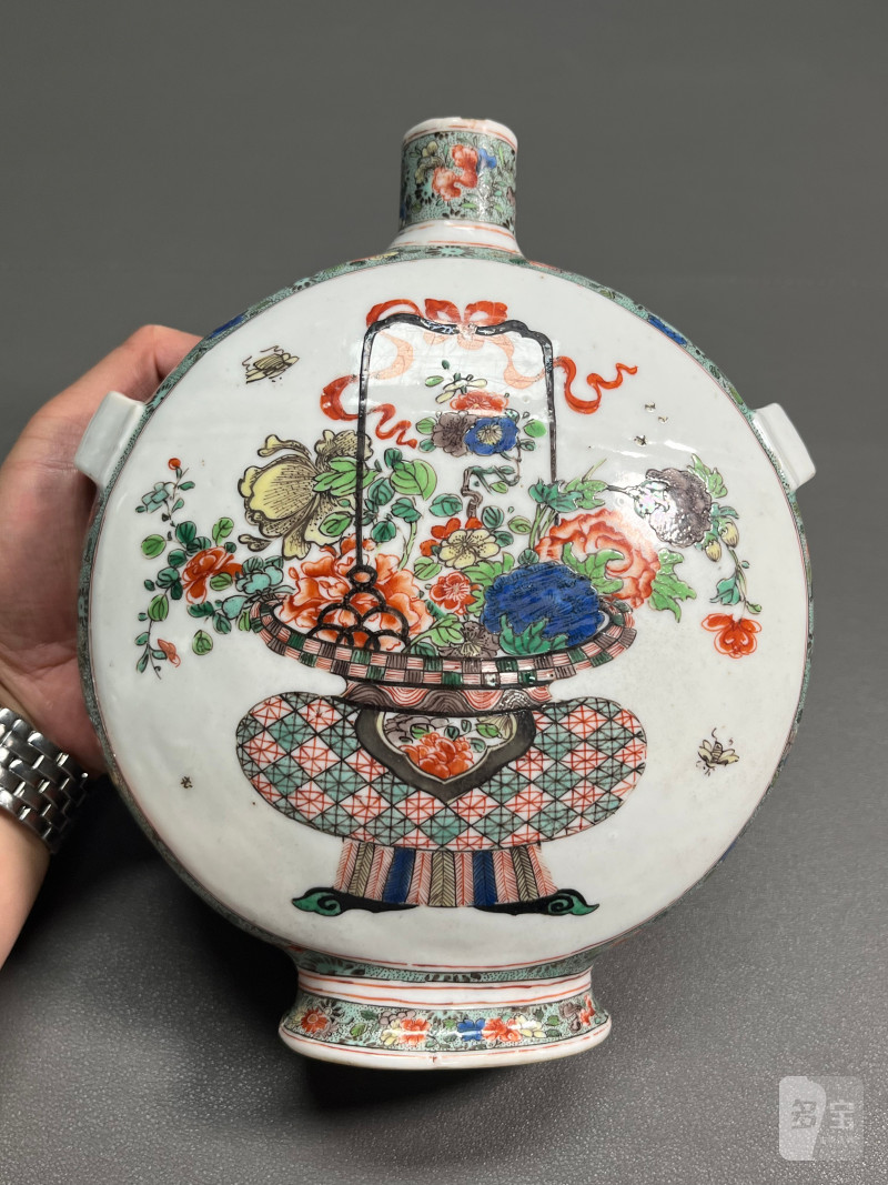 清康熙  五彩“花篮纹”双耳穿带抱月瓶 - 图9
